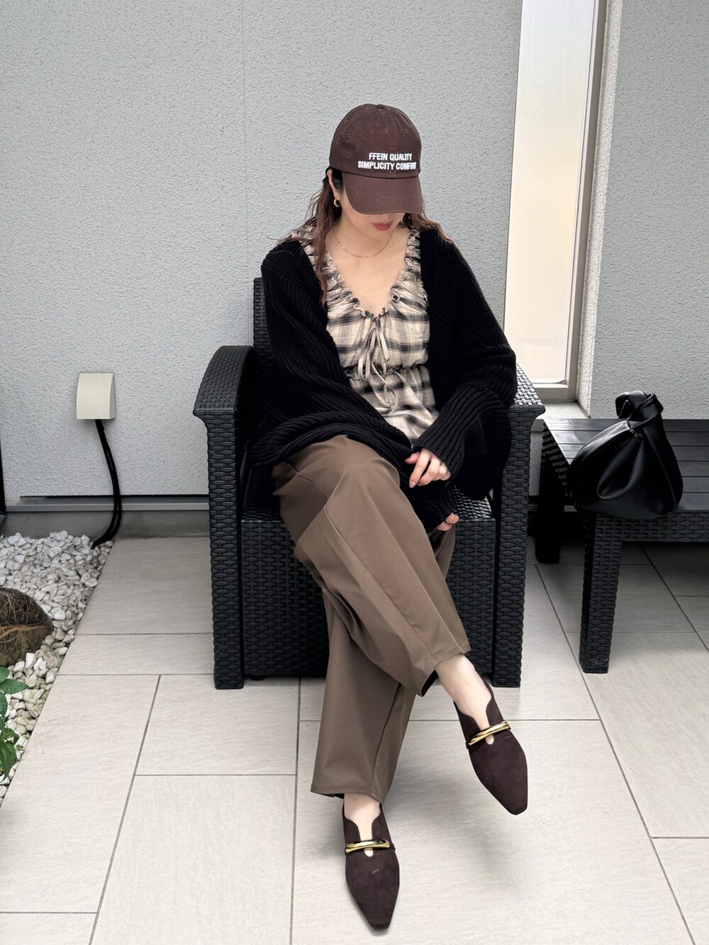 ブラウン系のシャツ/ブラウス、ブラウン系のパンプス、ブラウン系のその他パンツを着用したレディースの秋コーディネートの5枚目の写真