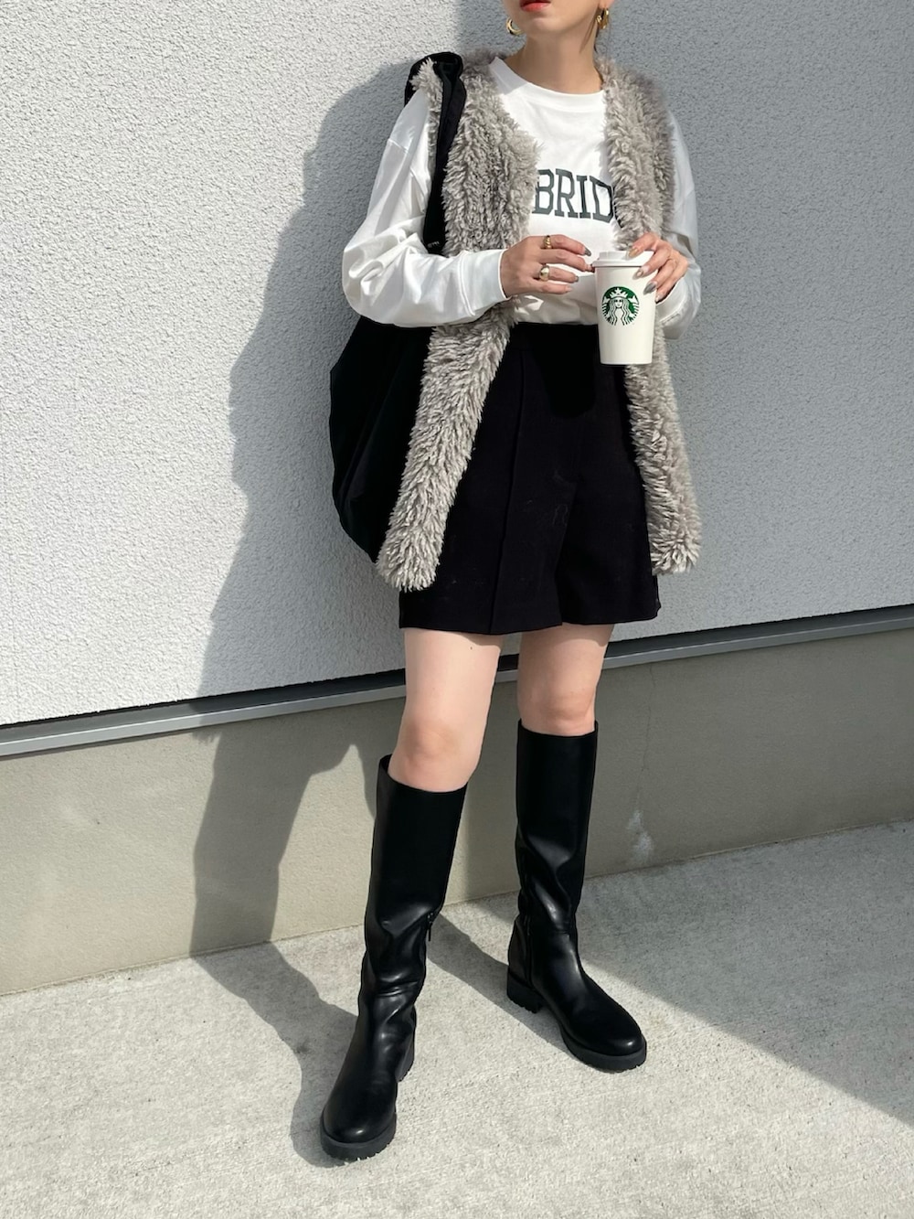 ホワイト系のTシャツ/カットソー、ブラック系のショルダーバッグ、ブラック系のその他パンツを着用したレディースの秋コーディネートの2枚目の写真