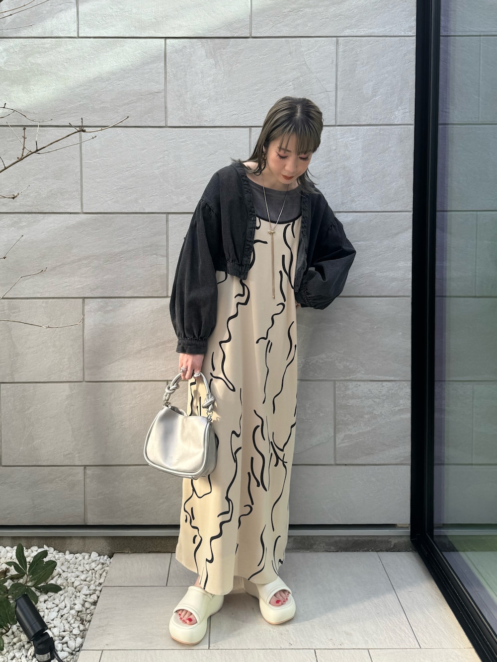 ホワイト系のワンピース、シルバー系のショルダーバッグ、グレー系のTシャツ/カットソーを着用したレディースの春コーディネートの3枚目の写真