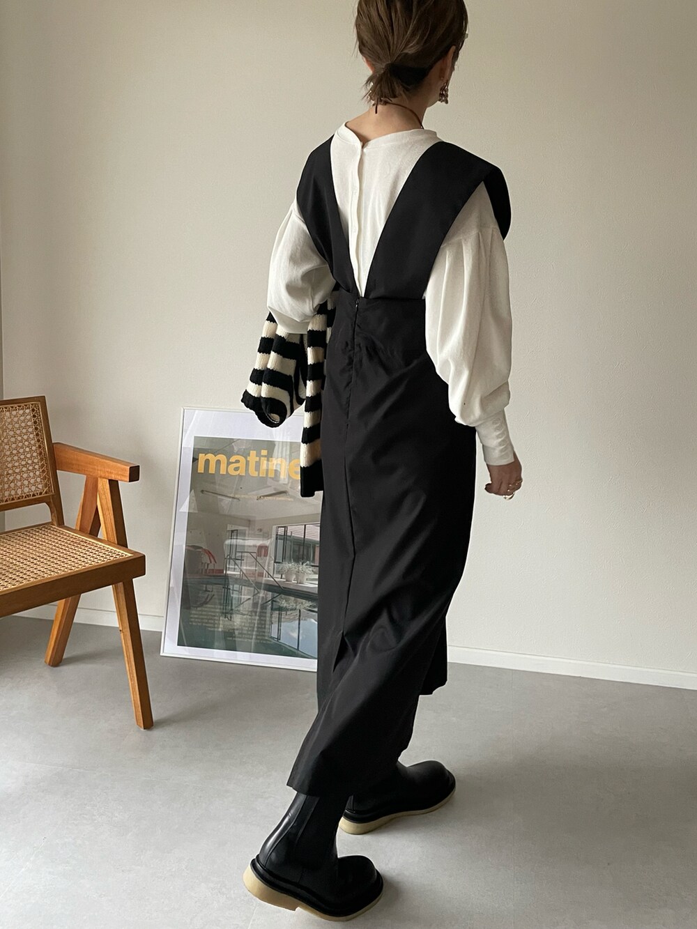 ホワイト系のTシャツ/カットソー、ブラック系のスカート、ブラック系のボストンバッグを着用したレディースの冬コーディネートの3枚目の写真