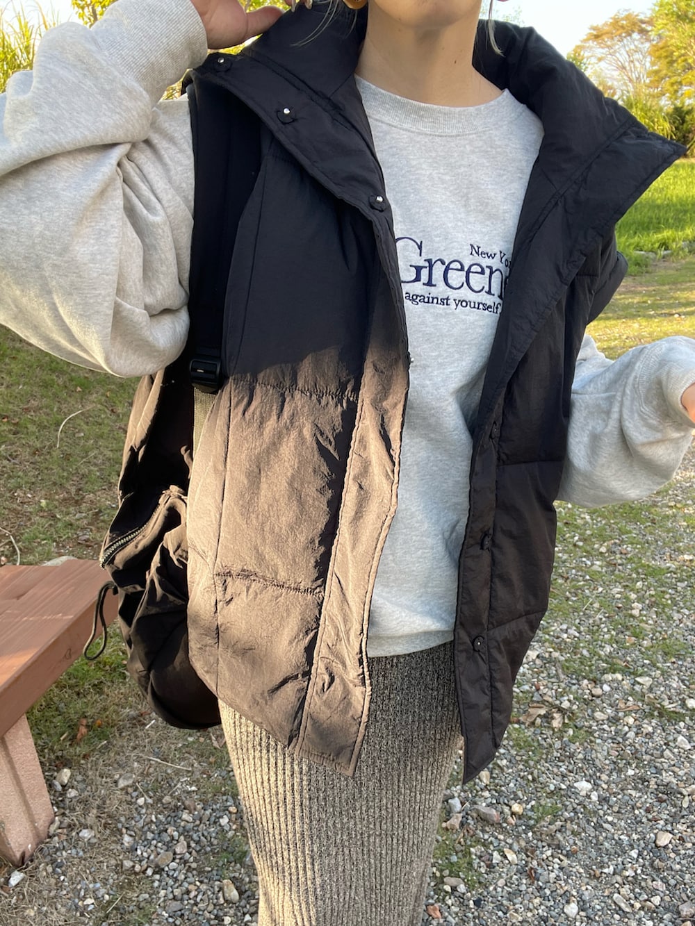 ブラック系のバックパック/リュック、グレー系のスウェット、ブラック系のスニーカーを着用したレディースの秋コーディネートの5枚目の写真