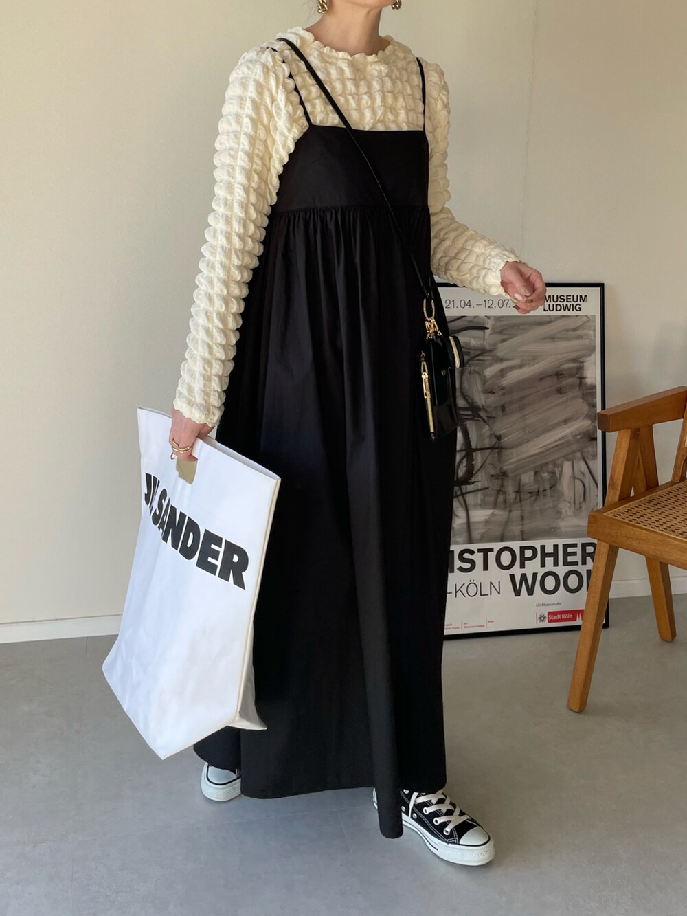 ホワイト系のカーディガン/ボレロ、ブラック系のワンピース、ブラック系のショルダーバッグを着用したレディースの春コーディネートの4枚目の写真