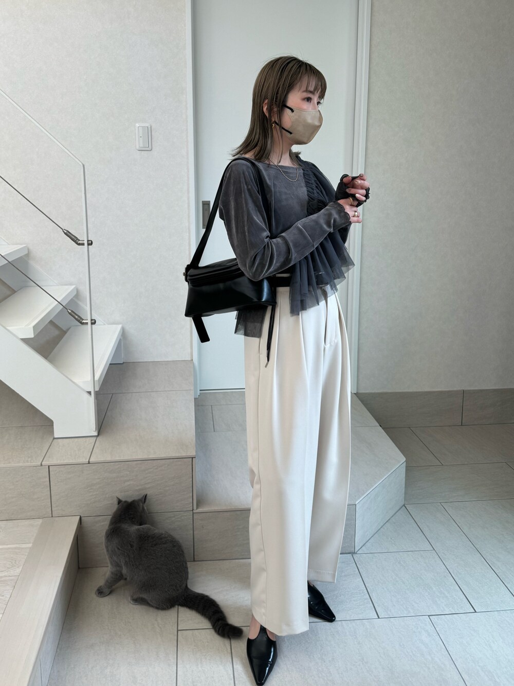 グレー系のTシャツ/カットソー、ホワイト系のその他パンツ、ブラック系のパンプスを着用したレディースの春コーディネートの2枚目の写真