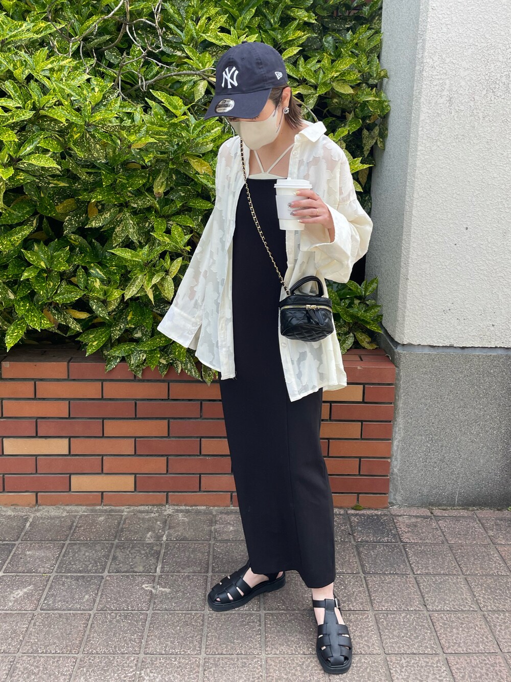 ホワイト系のシャツ/ブラウス、ブラック系のその他シューズを着用したレディースの春コーディネートの3枚目の写真