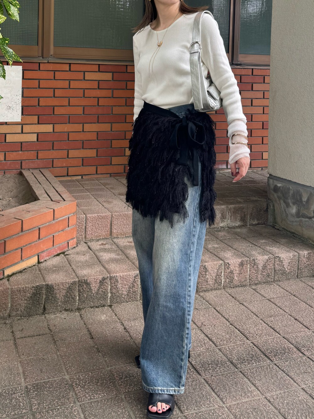 ブラック系のスカート、ブルー系のデニムパンツ、ホワイト系のTシャツ/カットソーを着用したレディースの夏コーディネートの4枚目の写真