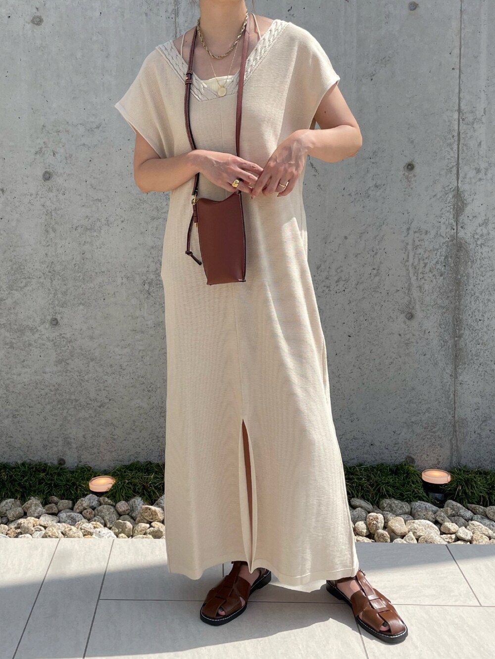 ホワイト系のワンピース、ブラウン系のショルダーバッグ、ブラウン系のサンダルを着用したレディースの夏コーディネートの3枚目の写真