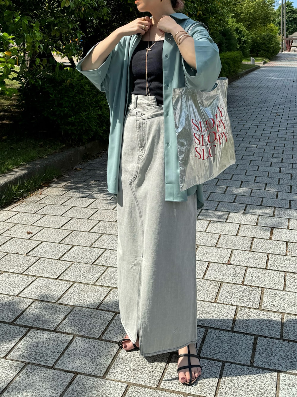 ブラック系のキャミソール、ブルー系のシャツ/ブラウス、ブラック系のサンダルを着用したレディースの春コーディネートの4枚目の写真