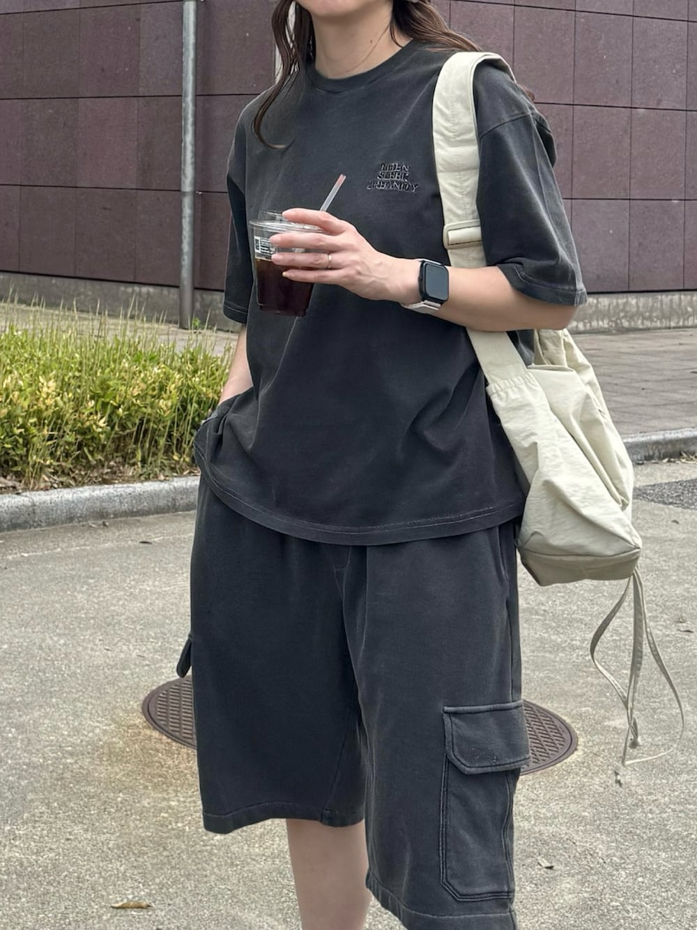 ブラック系のその他パンツ、ブラック系のTシャツ/カットソー、ブラック系のスニーカーを着用したレディースの夏コーディネートの2枚目の写真