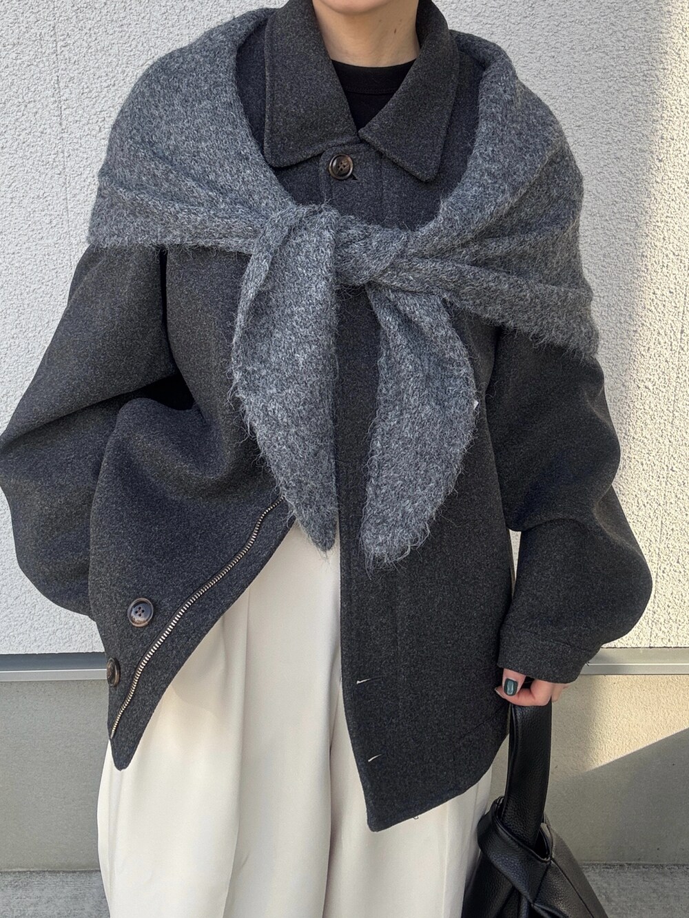 グレー系のその他アウター、ホワイト系のその他パンツ、ブラック系のハンドバッグを着用したレディースの冬コーディネートの3枚目の写真