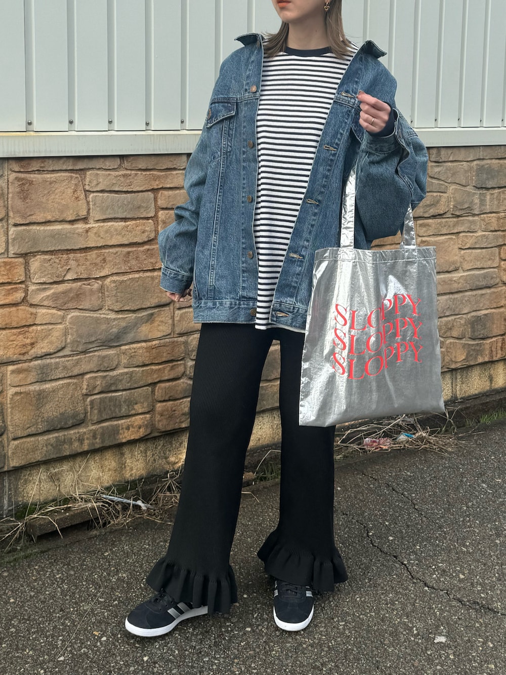 ブラック系のその他パンツ、ブルー系のデニムジャケット、シルバー系のトートバッグを着用したレディースの冬コーディネートの2枚目の写真