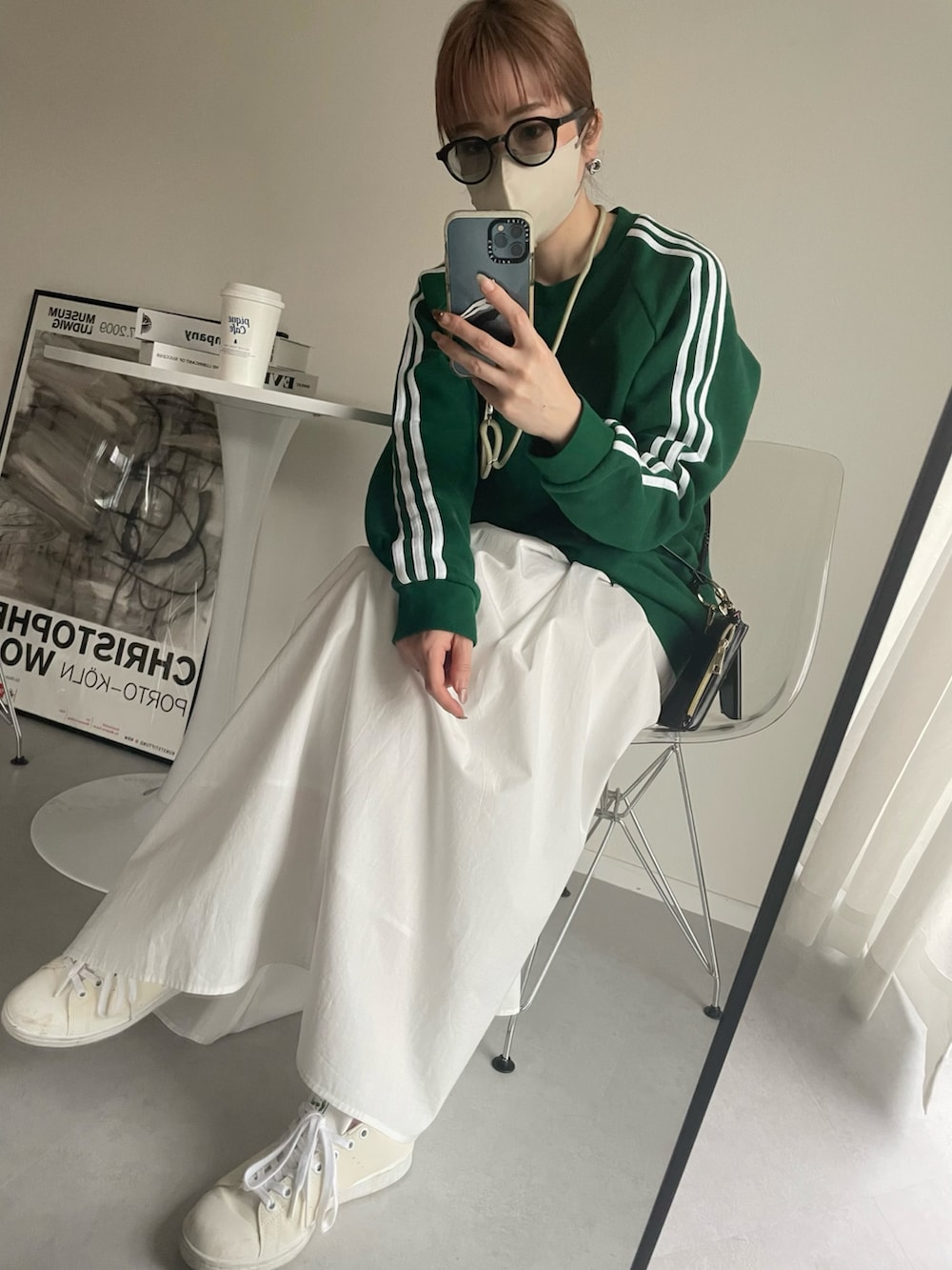 ホワイト系のワンピース、グリーン系のスウェット、ホワイト系のスニーカーを着用したレディースの春コーディネートの2枚目の写真