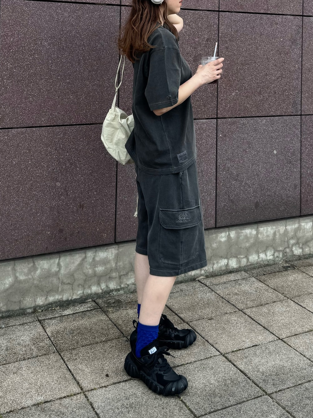 ブラック系のその他パンツ、ブラック系のTシャツ/カットソー、ブラック系のスニーカーを着用したレディースの夏コーディネートの3枚目の写真