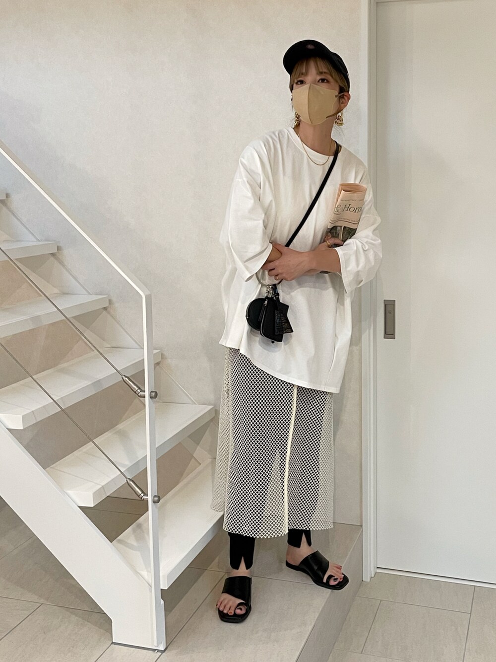 ホワイト系のTシャツ/カットソー、ホワイト系のベスト、ブラック系のその他パンツを着用したレディースの夏コーディネートの2枚目の写真