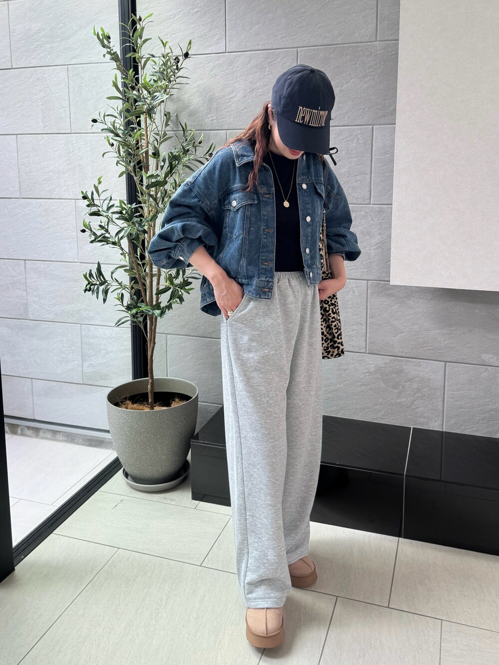 ブルー系のデニムジャケット、ブルー系のキャップを着用したレディースの秋コーディネートの4枚目の写真