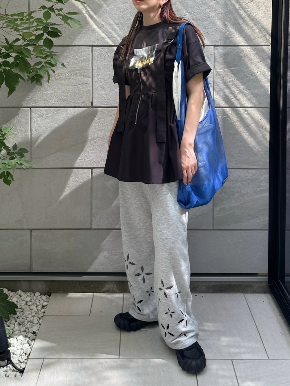 グレー系のTシャツ/カットソー、ブラック系のその他トップス、グレー系のスウェットパンツを着用したレディースの夏コーディネートの3枚目の写真