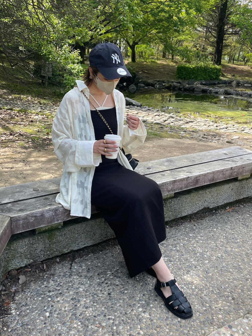 ホワイト系のシャツ/ブラウス、ブラック系のその他シューズを着用したレディースの春コーディネートの4枚目の写真