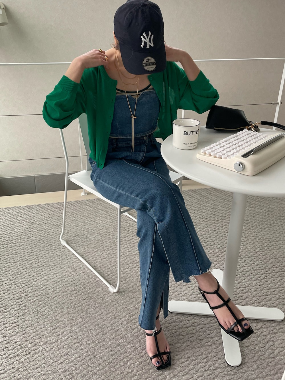 グリーン系のカーディガン/ボレロ、ブルー系のその他トップス、ブルー系のデニムパンツを着用したレディースの春コーディネートの3枚目の写真