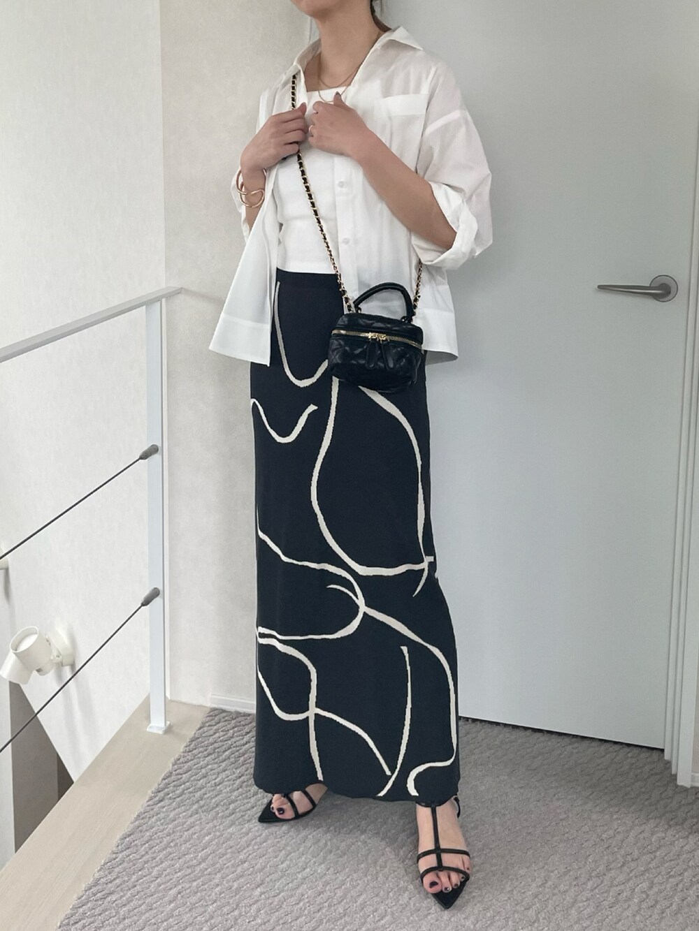 「cloenc、クロエンス、瀬戸晴加、オーバーシャツ、大人カジュアル、春コーデ、シャツスタイル、Tストラップサンダル、ロングスカート、capricieuxlemage、EVOL(EVOL)、柄スカート、ショルダーバッグ、春服、着回しコーデ」｜「cloencのオーバーサイズシャツ（シャツ/ブラウス、ホワイト系）」を使った、MISATO さん（レディース・161cm）の春コーディネートの3枚目の写真