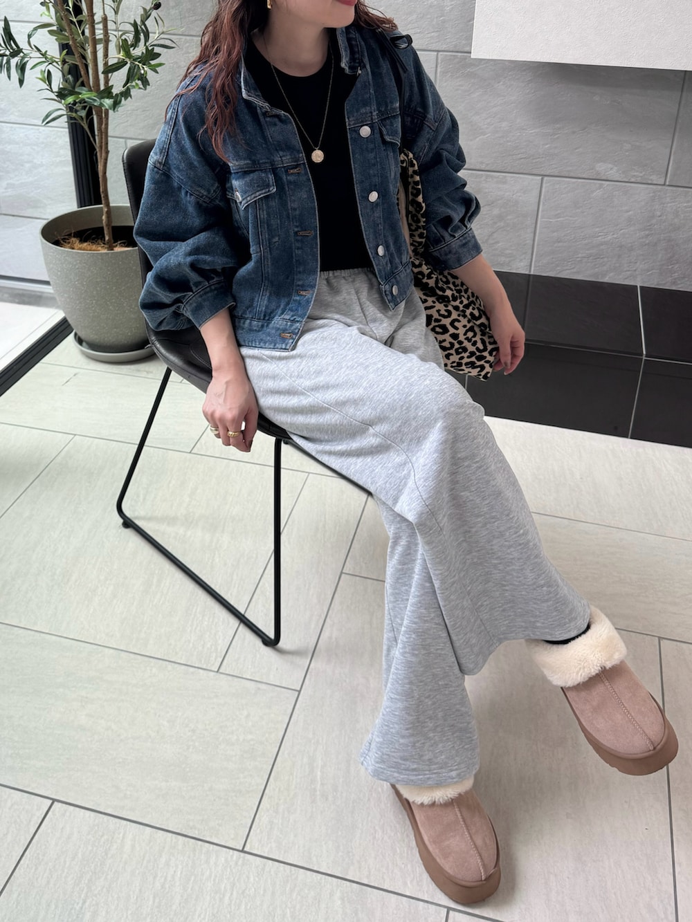 ブルー系のデニムジャケット、ブルー系のキャップを着用したレディースの秋コーディネートの5枚目の写真