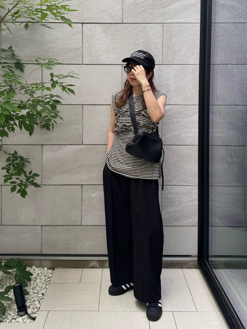 ブラック系のTシャツ/カットソー、ブラック系のスニーカー、ブラック系のその他パンツを着用したレディースの夏コーディネートの2枚目の写真