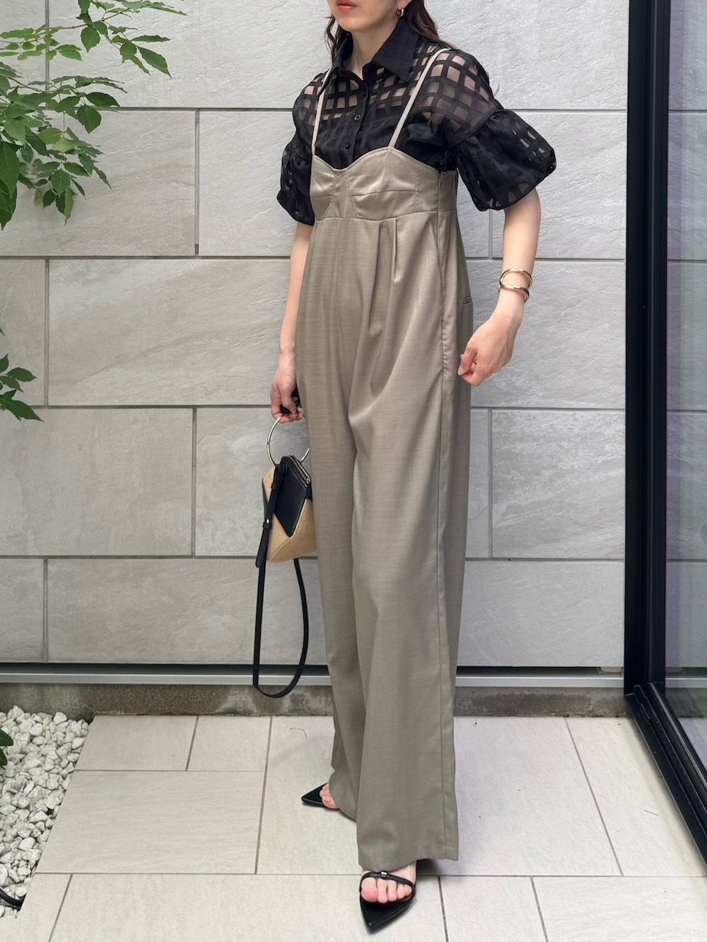 グレー系のサロペット/オーバーオール、ブラック系のサンダルを着用したレディースの夏コーディネートの3枚目の写真