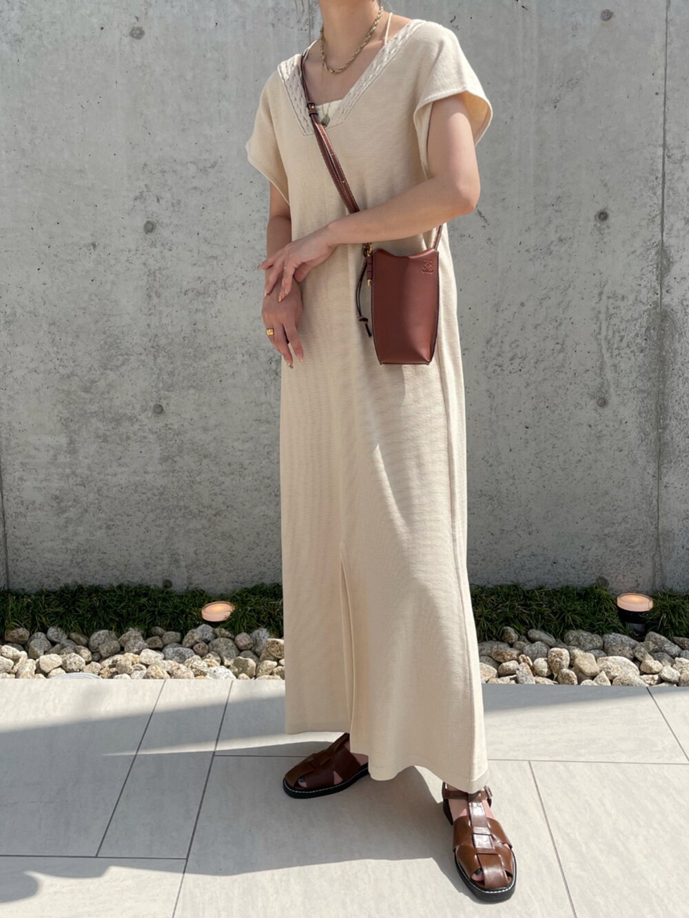 ホワイト系のワンピース、ブラウン系のショルダーバッグ、ブラウン系のサンダルを着用したレディースの夏コーディネートの2枚目の写真