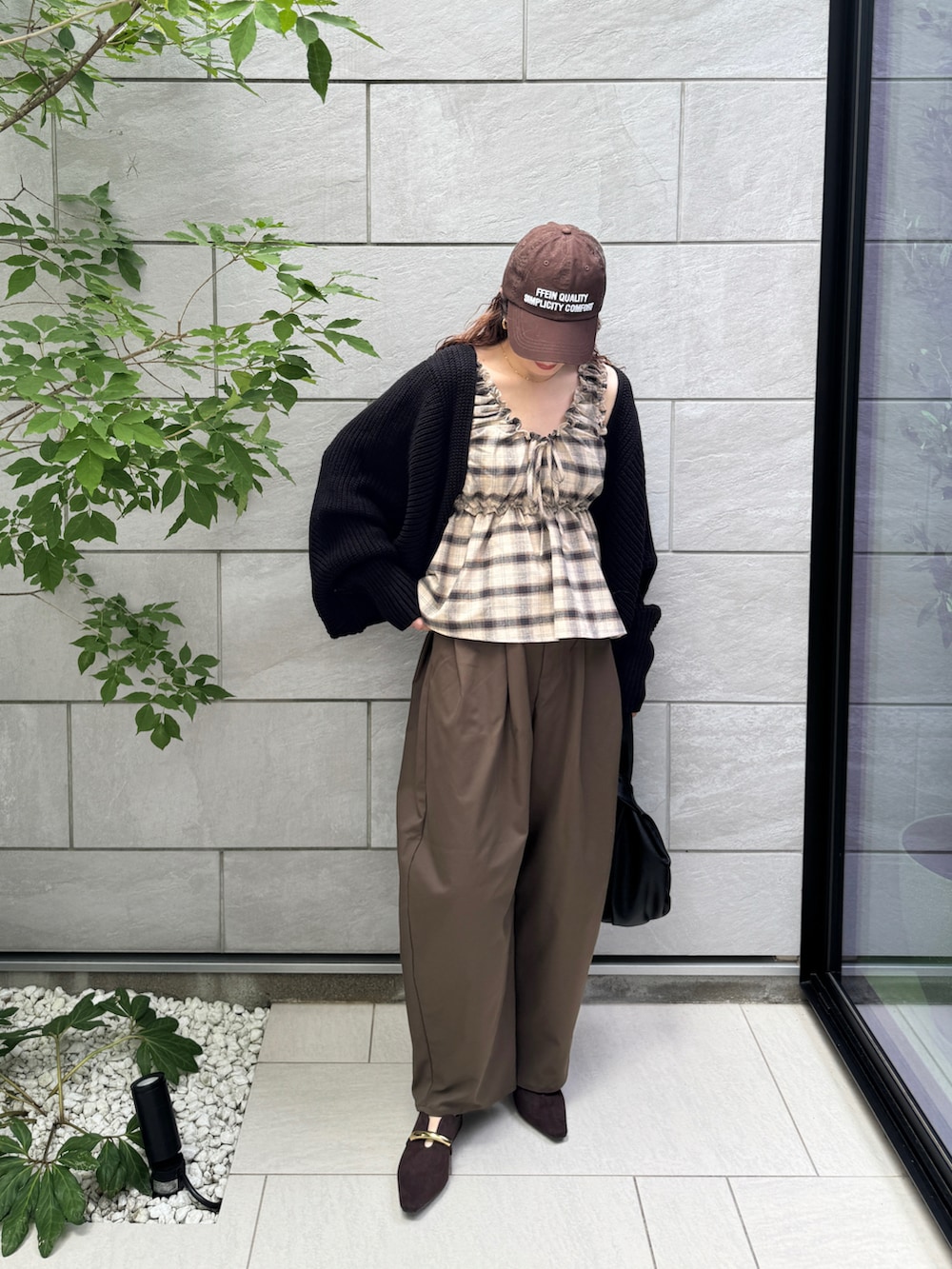 ブラウン系のシャツ/ブラウス、ブラウン系のパンプス、ブラウン系のその他パンツを着用したレディースの秋コーディネートの2枚目の写真
