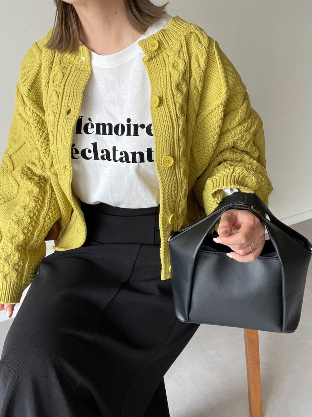 ホワイト系のTシャツ/カットソー、ブラック系のショルダーバッグ、ブラック系のスカートを着用したレディースの夏コーディネートの3枚目の写真