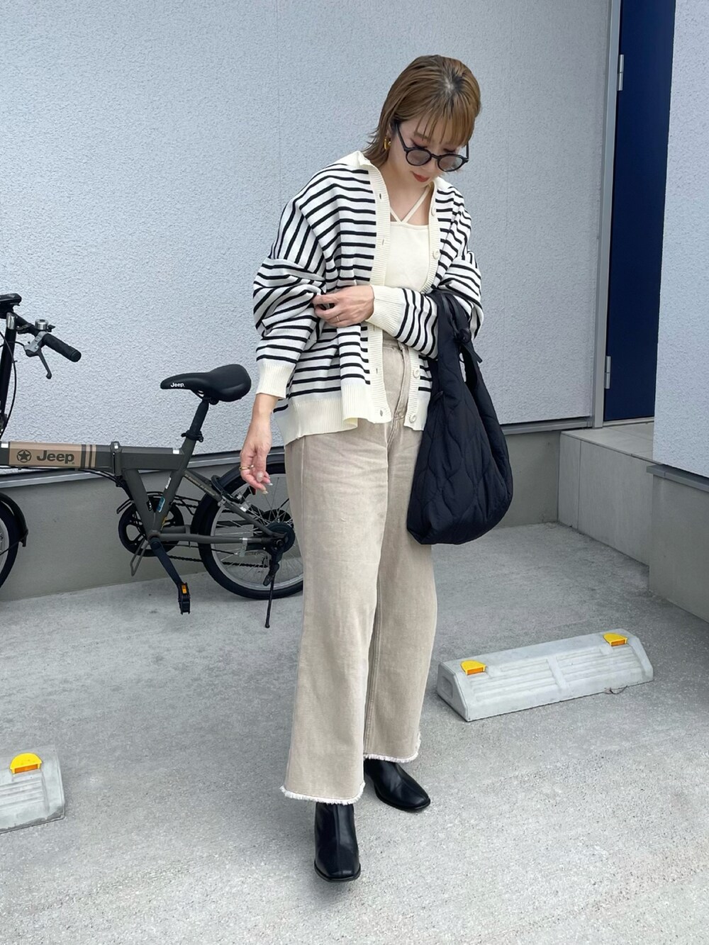 その他のカーディガン/ボレロ、ベージュ系のデニムパンツ、ホワイト系のキャミソールを着用したレディースの秋コーディネートの3枚目の写真