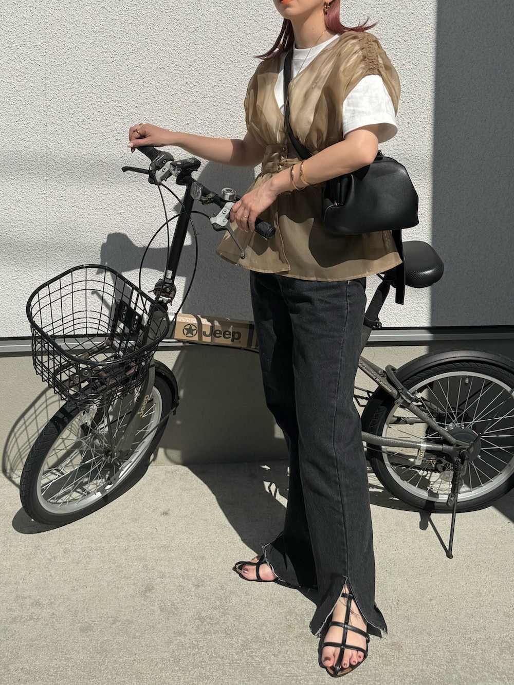 ベージュ系のTシャツ/カットソー、ホワイト系のTシャツ/カットソー、ブラック系のサンダルを着用したレディースの夏コーディネートの2枚目の写真