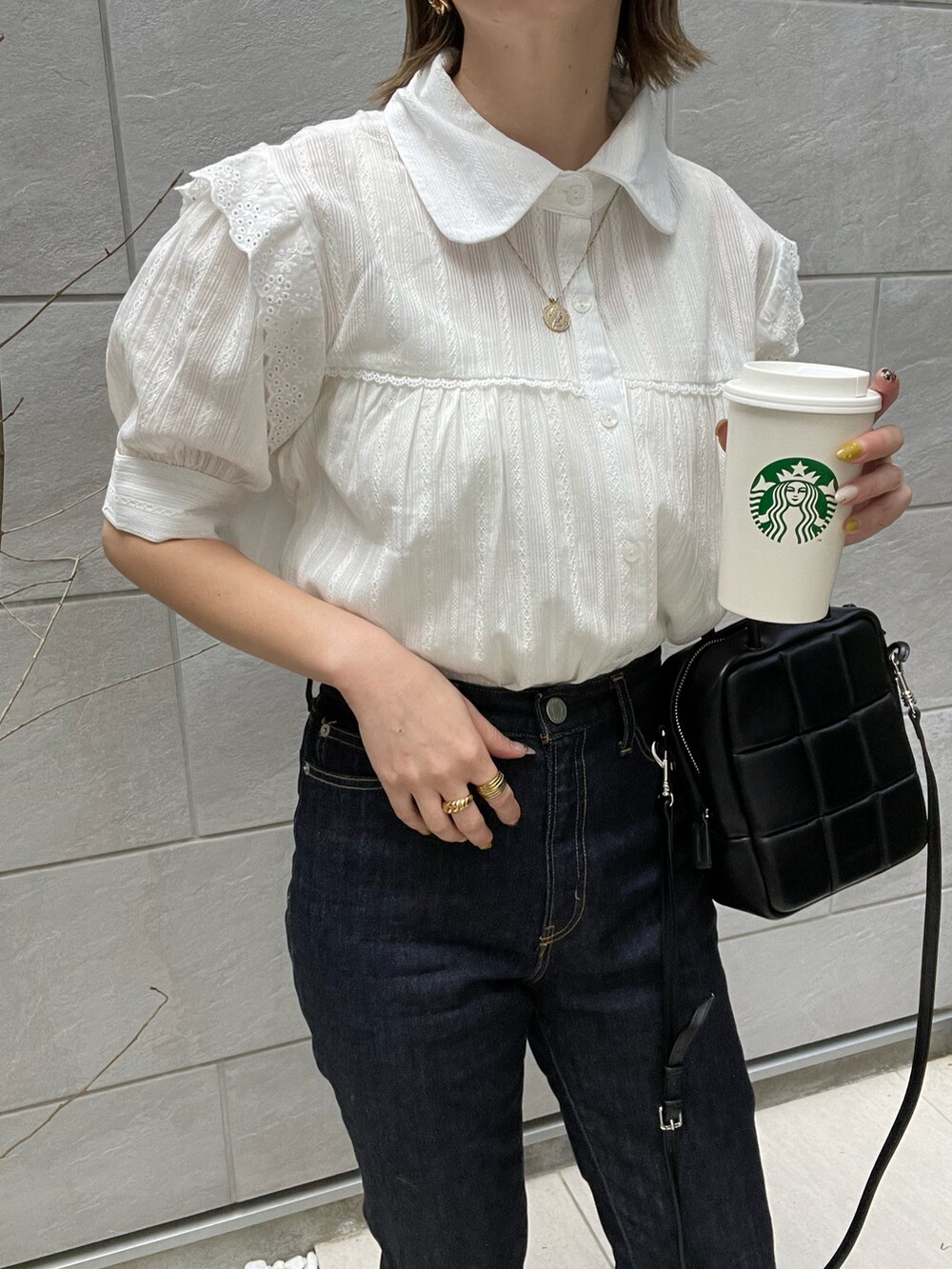 ホワイト系のシャツ/ブラウス、ブラック系のショルダーバッグ、ブラック系のスニーカーを着用したレディースの春コーディネートの4枚目の写真