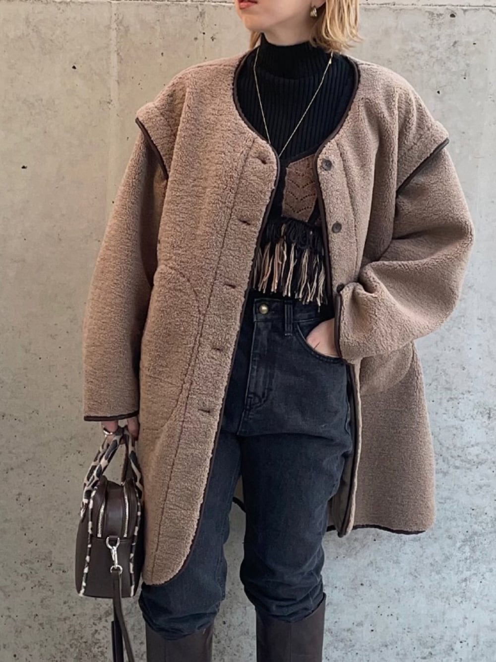 ブラウン系のチューブトップ、ブラウン系のブーツ、ブラウン系のショルダーバッグを着用したレディースの秋コーディネートの2枚目の写真