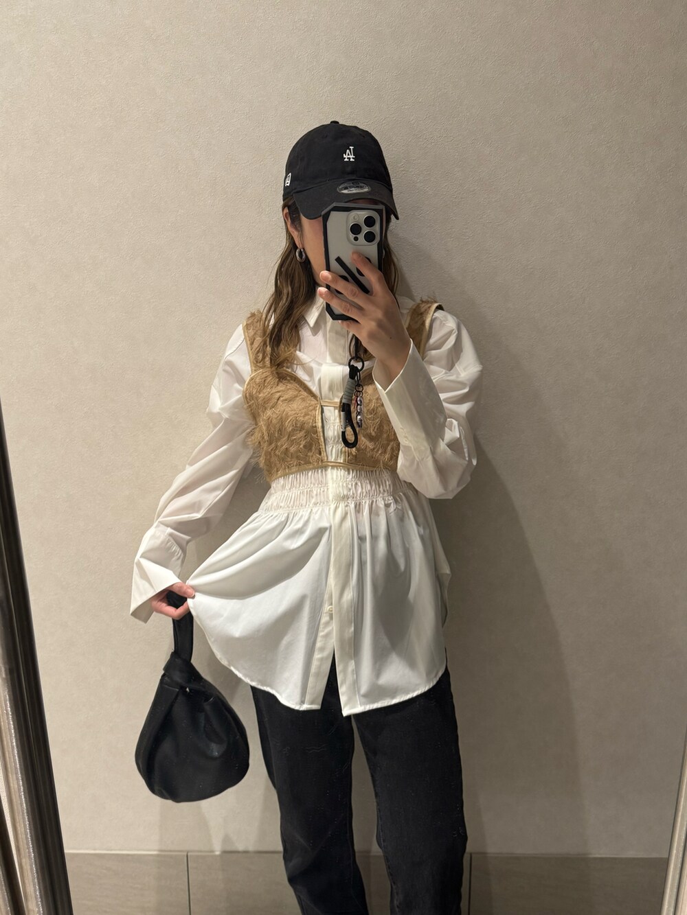 ホワイト系のシャツ/ブラウス、シルバー系のパンプス、ブラック系のデニムパンツを着用したレディースの春コーディネートの2枚目の写真