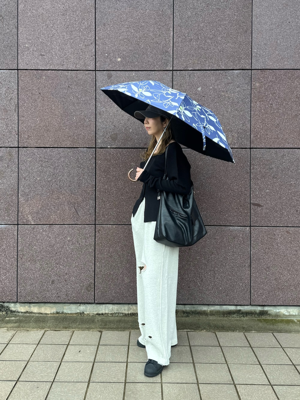 グレー系のスウェットパンツ、ブラック系のカーディガン/ボレロ、ブラック系のショルダーバッグを着用したレディースの春コーディネートの2枚目の写真