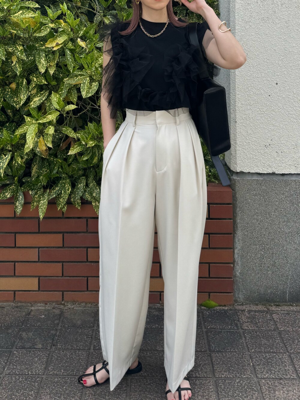 ブラック系のタンクトップ、ホワイト系のその他パンツ、ブラック系のサンダルを着用したレディースの春コーディネートの2枚目の写真