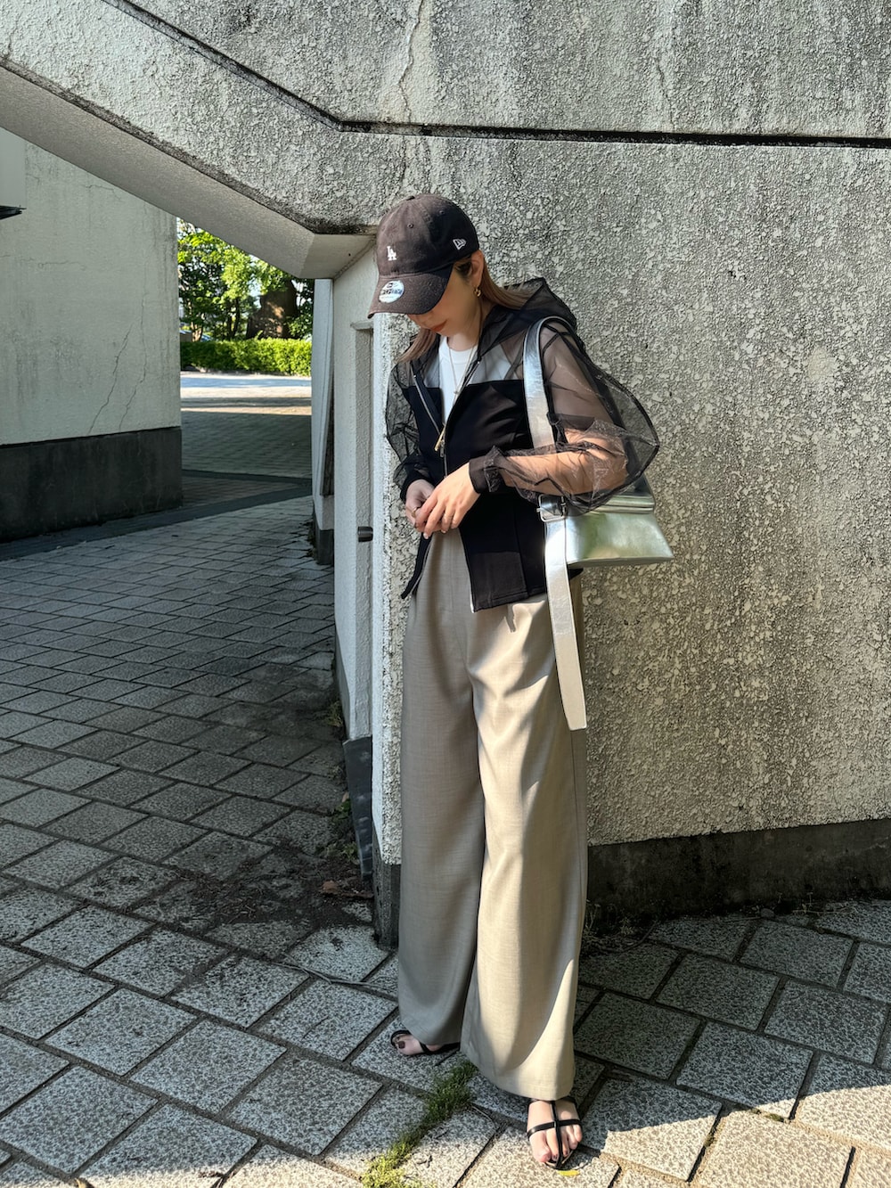 ブラック系のパーカー、グレー系のサロペット/オーバーオール、ブラック系のサンダルを着用したレディースの夏コーディネートの4枚目の写真