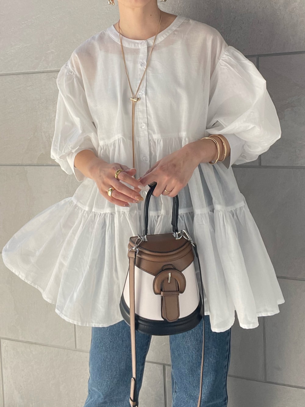 ホワイト系のシャツ/ブラウス、ブルー系のデニムパンツ、ホワイト系のサンダルを着用したレディースの夏コーディネートの4枚目の写真