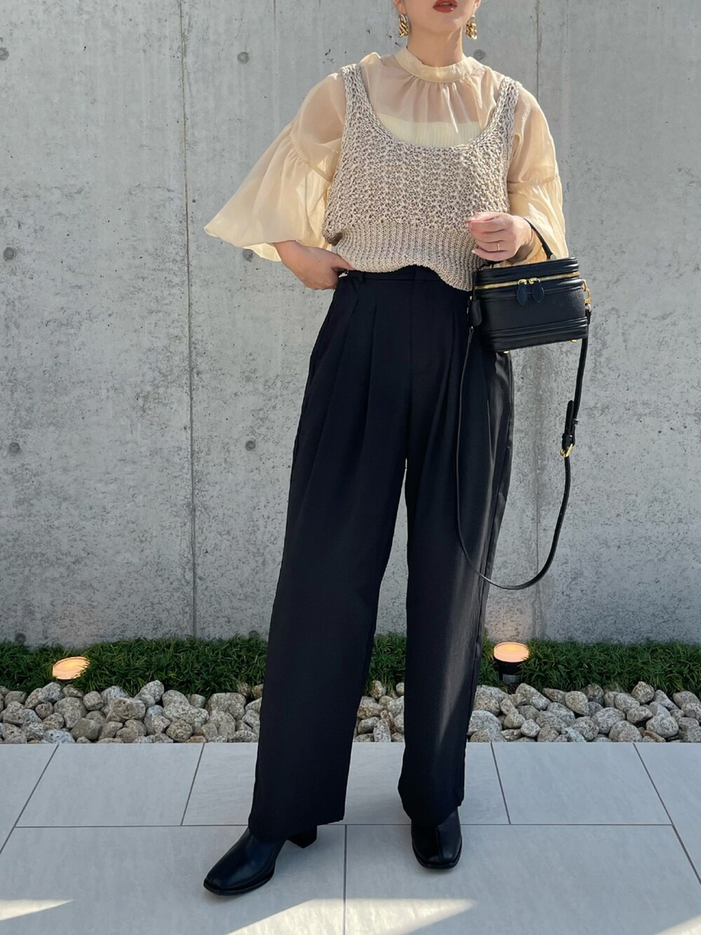 ブラック系のその他パンツ、ホワイト系のシャツ/ブラウス、ブラック系のブーツを着用したレディースの秋コーディネートの3枚目の写真