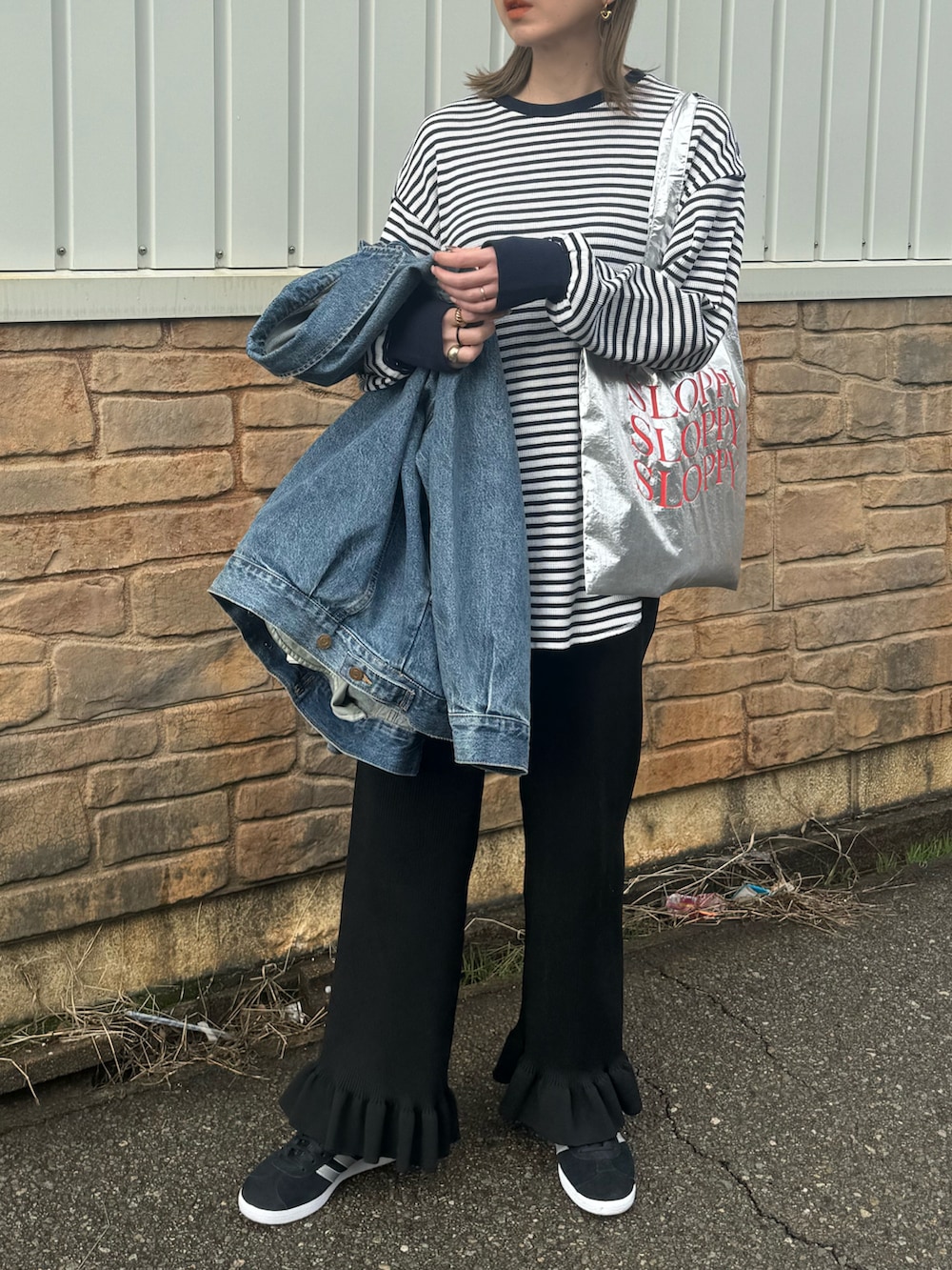 ブラック系のその他パンツ、ブルー系のデニムジャケット、シルバー系のトートバッグを着用したレディースの冬コーディネートの4枚目の写真