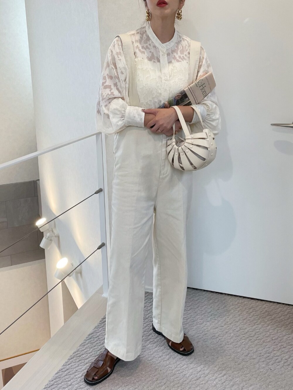 ホワイト系のシャツ/ブラウス、ホワイト系のサロペット/オーバーオール、ホワイト系のトートバッグを着用したレディースの夏コーディネートの2枚目の写真