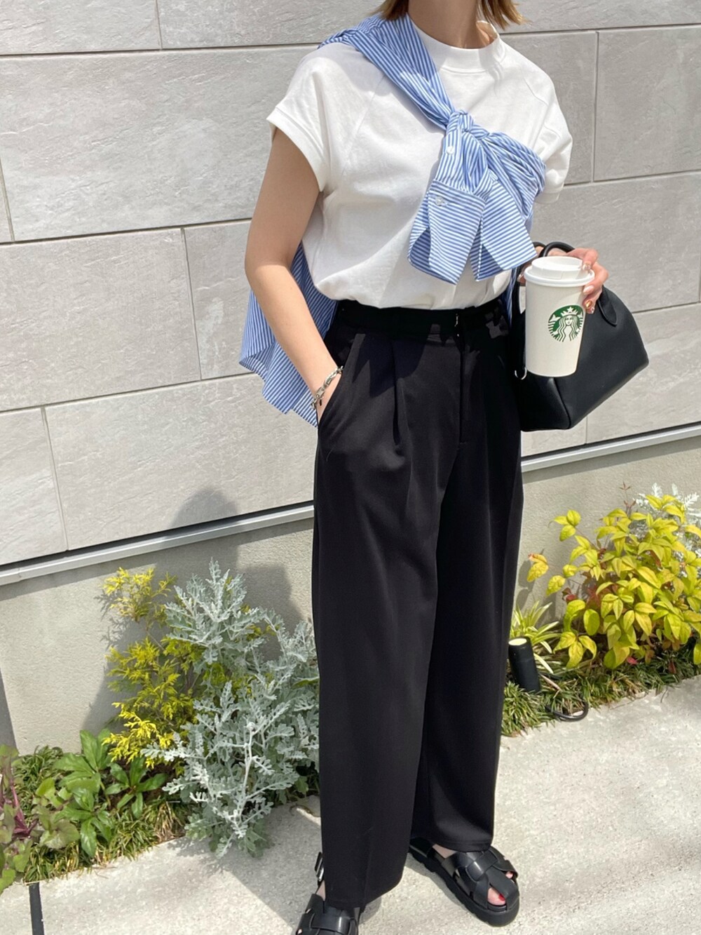 ブラック系のその他パンツ、ブラック系のサンダル、ブラック系のボストンバッグを着用したレディースの春コーディネートの3枚目の写真