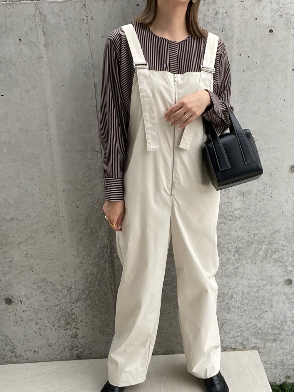 ブルー系のシャツ/ブラウス、ホワイト系のサロペット/オーバーオール、ブラック系のボストンバッグを着用したレディースの秋コーディネートの4枚目の写真