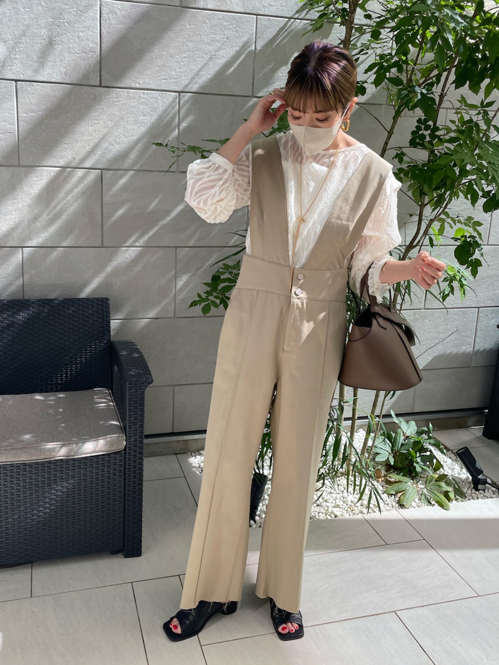 ホワイト系のシャツ/ブラウス、ベージュ系のサロペット/オーバーオール、ブラウン系のショルダーバッグを着用したレディースの春コーディネートの4枚目の写真