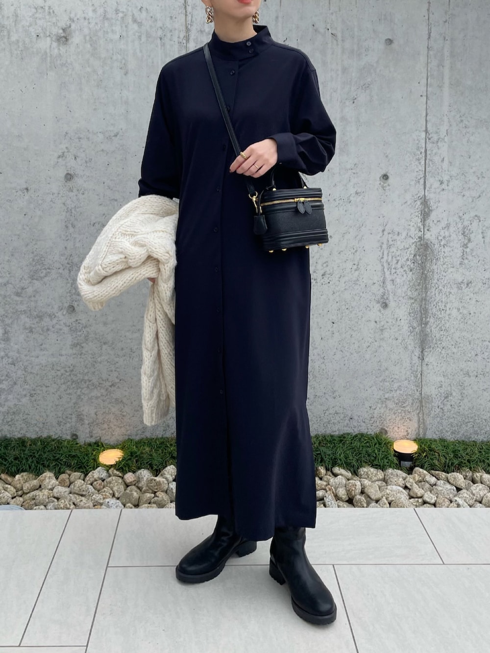 ブルー系のワンピース/ドレス、ブラック系のブーツ、ホワイト系のカーディガン/ボレロを着用したレディースの秋コーディネートの4枚目の写真