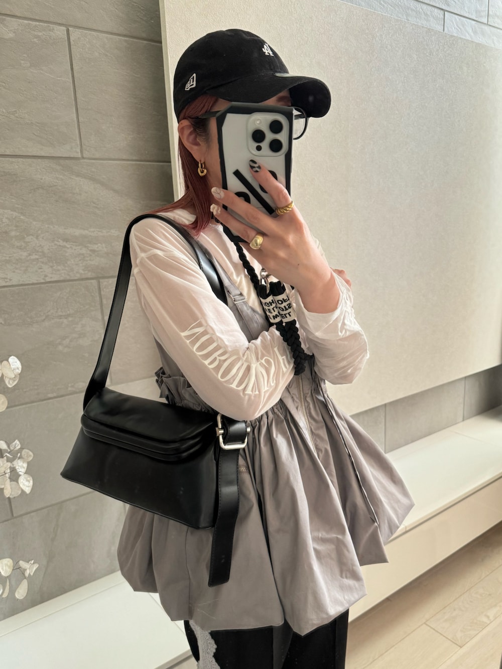 グレー系のその他トップス、ホワイト系のTシャツ/カットソー、ブラック系のその他パンツを着用したレディースの春コーディネートの5枚目の写真