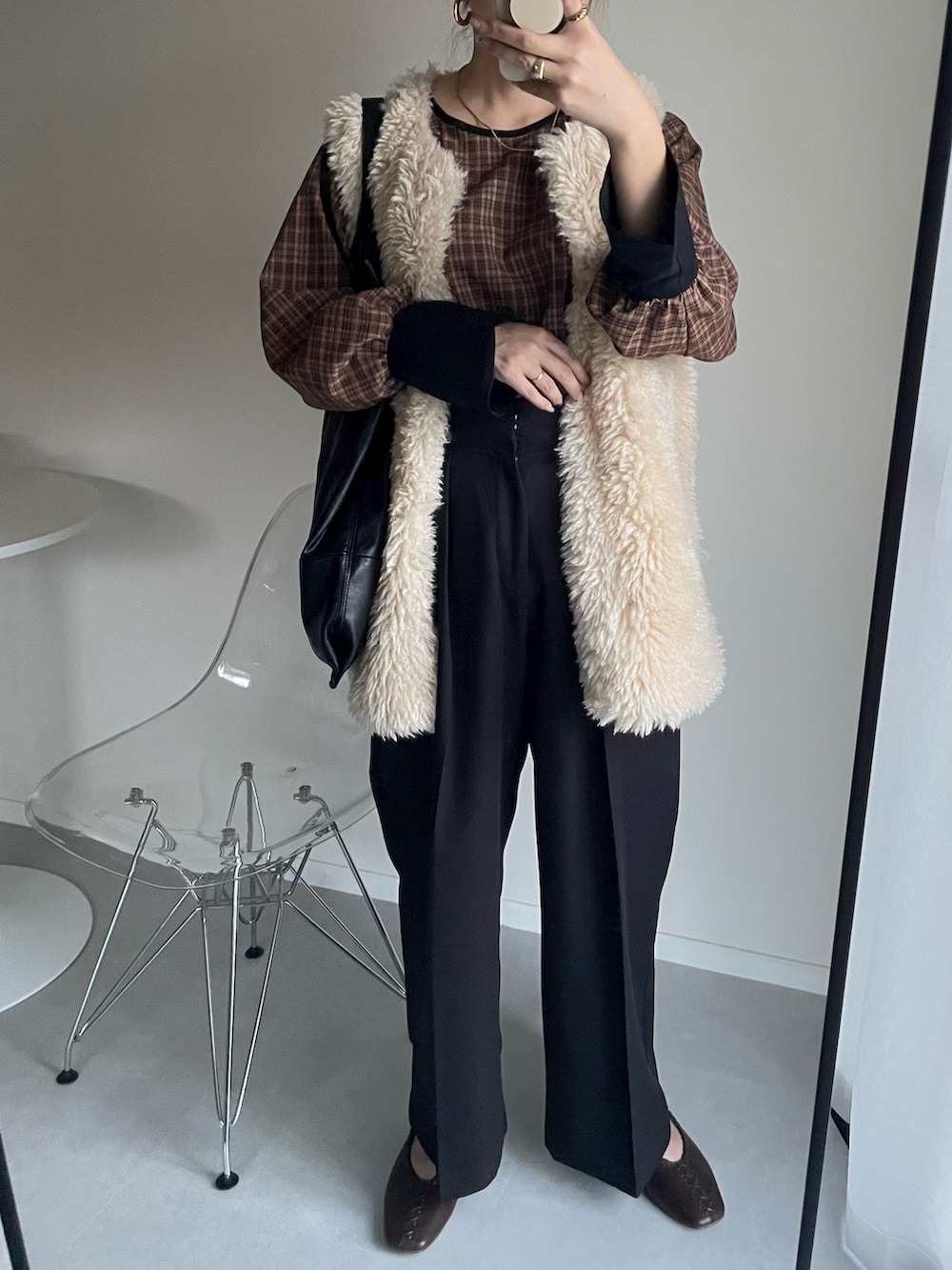 ホワイト系のベスト、ベージュ系のシャツ/ブラウス、ブラック系のその他パンツを着用したレディースの秋コーディネートの4枚目の写真