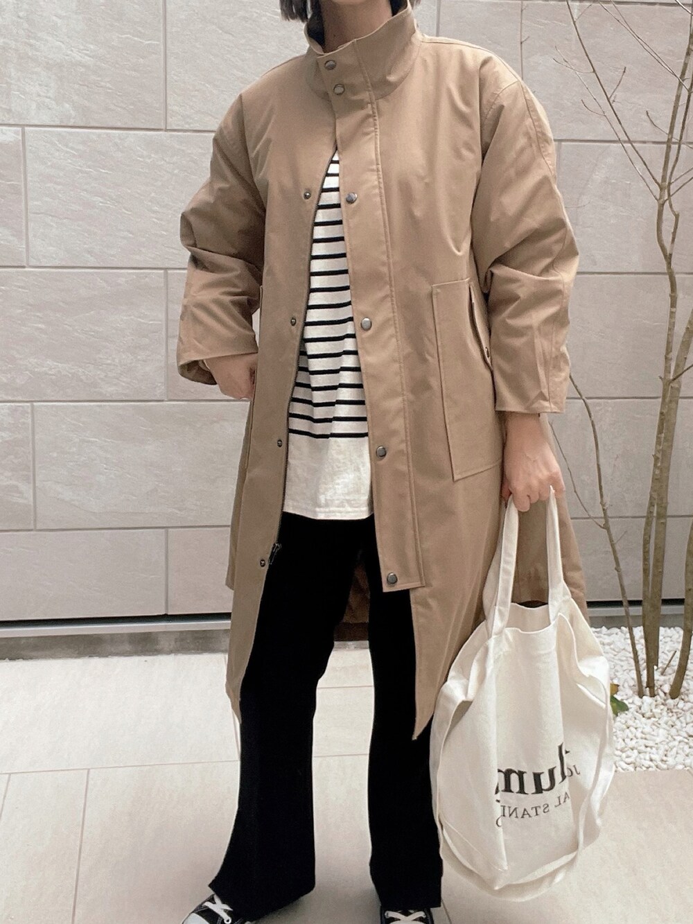 グリーン系のその他アウター、ホワイト系のTシャツ/カットソー、ブラック系のスラックスを着用したレディースの冬コーディネートの2枚目の写真