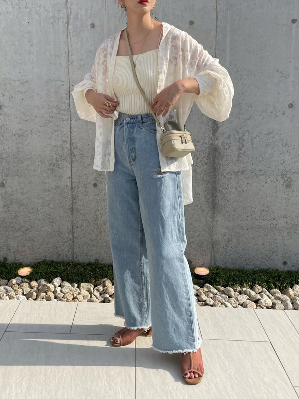 ホワイト系のシャツ/ブラウス、ブルー系のデニムパンツ、ベージュ系のショルダーバッグを着用したレディースの夏コーディネートの2枚目の写真