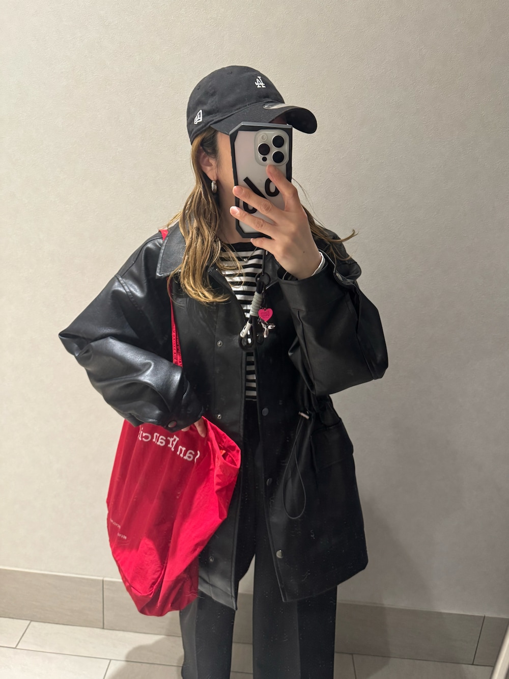 ブラック系のその他パンツ、ブラック系のその他アウター、ブラック系のTシャツ/カットソーを着用したレディースの春コーディネートの2枚目の写真