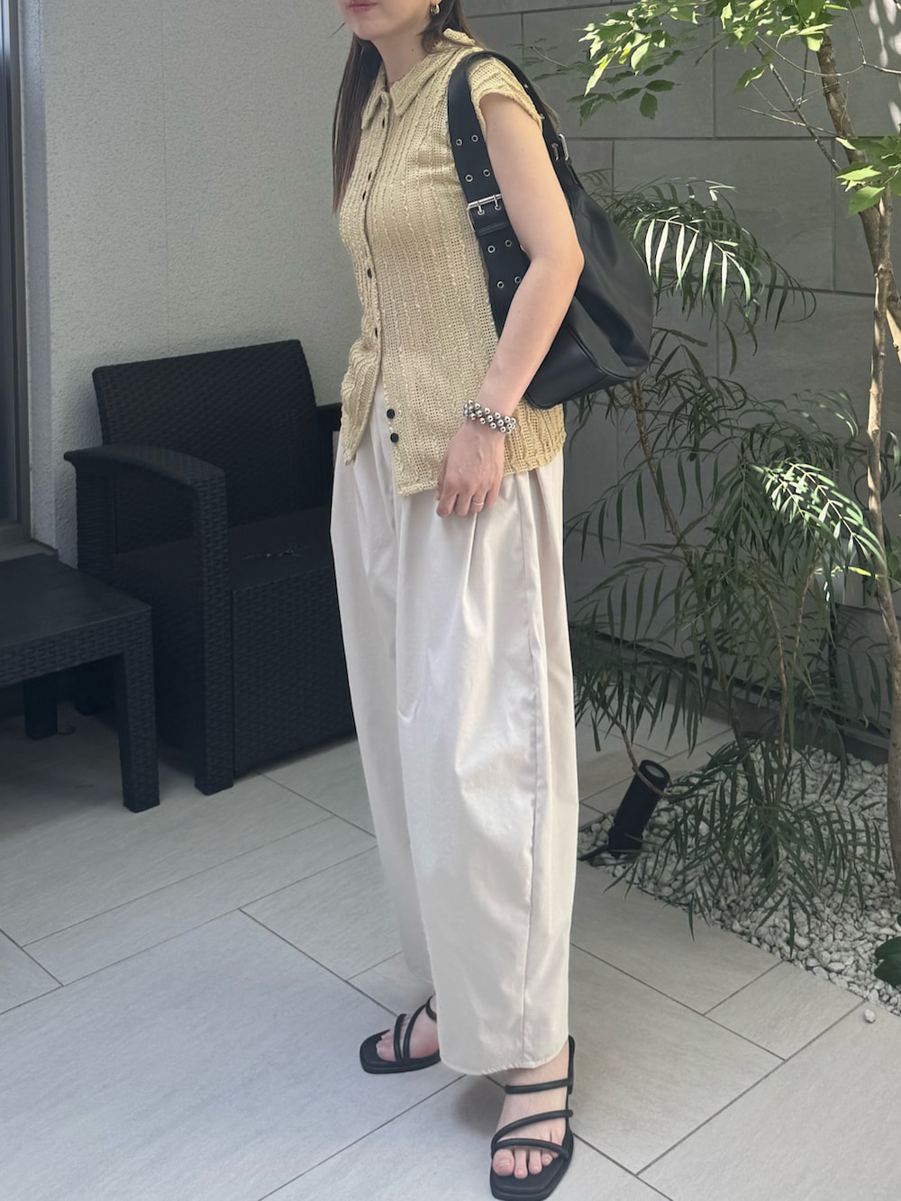 ベージュ系のカーディガン/ボレロ、ホワイト系のチノパンツ、ブラック系のサンダルを着用したレディースの夏コーディネートの4枚目の写真